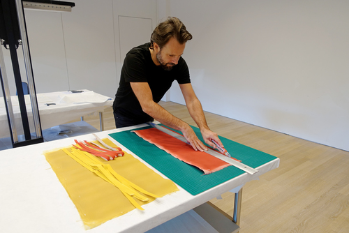 Marcus Broecker, Restaurator am Schaulager, beim Zuschneiden der vom Restaurierungsteam eigens für das Werk angefertigten Klebebänder. Foto: Tom Bisig, Basel