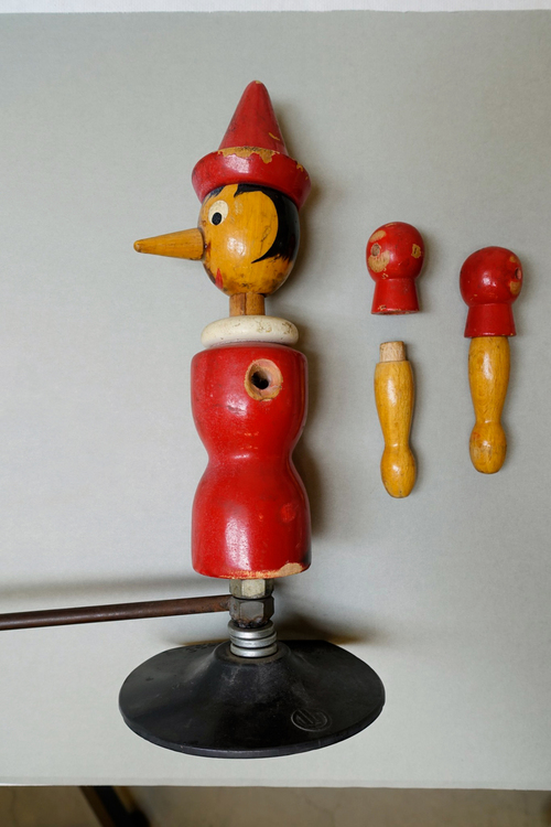 Die Figur des Pinocchio wird in der Méta-Harmonie II als Schlägel verwendet, um durch seinen Anschlag das Klavier zum Klingen zu bringen. Die Gliedmassen der Figur waren abgerissen und mussten neu fixiert werden. Foto: Tom Bisig, Basel