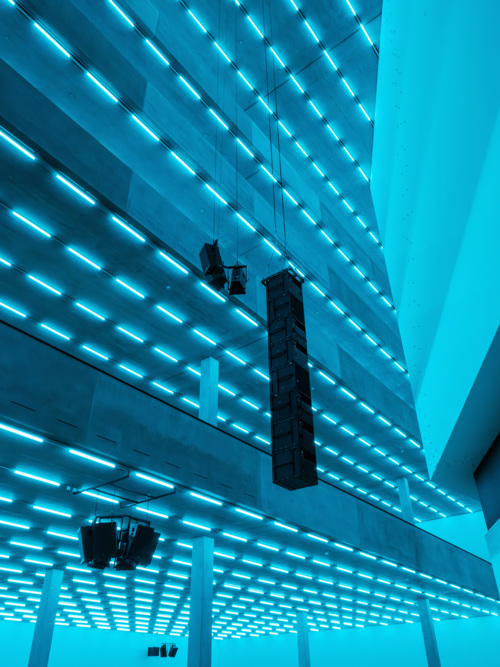 Steve McQueen, Bass, 2024, LED-Licht und Ton, Courtesy the artist, gemeinsame Auftragsarbeit der Laurenz-Stiftung, Schaulager Basel und der Dia Art Foundation, 15. Juni – 16. November 2025, Schaulager® Münchenstein/Basel (Installationsansicht), Foto: Pati Grabowicz, © Steve McQueen