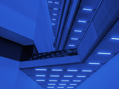 Steve McQueen, Bass, 2024, LED-Licht und Ton, Courtesy the artist, gemeinsame Auftragsarbeit der Laurenz-Stiftung, Schaulager Basel und der Dia Art Foundation, 15. Juni – 16. November 2025, Schaulager® Münchenstein/Basel (Installationsansicht), Foto: Pati Grabowicz, © Steve McQueen