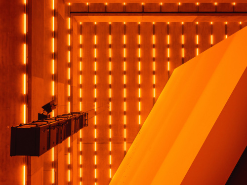 Steve McQueen, Bass, 2024, LED-Licht und Ton, Courtesy the artist, gemeinsame Auftragsarbeit der Laurenz-Stiftung, Schaulager Basel und der Dia Art Foundation, 15. Juni – 16. November 2025, Schaulager® Münchenstein/Basel (Installationsansicht), Foto: Pati Grabowicz, © Steve McQueen
