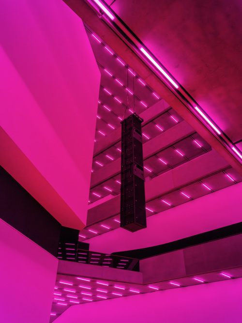 Steve McQueen, Bass, 2024, LED-Licht und Ton, Courtesy the artist, gemeinsame Auftragsarbeit der Laurenz-Stiftung, Schaulager Basel und der Dia Art Foundation, 15. Juni – 16. November 2025, Schaulager® Münchenstein/Basel (Installationsansicht), Foto: Pati Grabowicz, © Steve McQueen