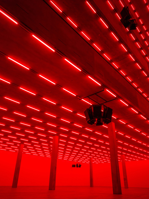 Steve McQueen, Bass, 2024, LED-Licht und Ton, Courtesy the artist, gemeinsame Auftragsarbeit der Laurenz-Stiftung, Schaulager Basel und der Dia Art Foundation, 15. Juni – 16. November 2025, Schaulager® Münchenstein/Basel (Installationsansicht), Foto: Pati Grabowicz, © Steve McQueen