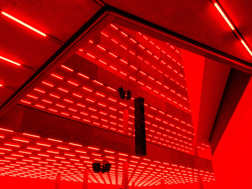 Steve McQueen, Bass, 2024, LED-Licht und Ton, Courtesy the artist, gemeinsame Auftragsarbeit der Laurenz-Stiftung, Schaulager Basel und der Dia Art Foundation, 15. Juni – 16. November 2025, Schaulager® Münchenstein/Basel (Installationsansicht), Foto: Pati Grabowicz, © Steve McQueen