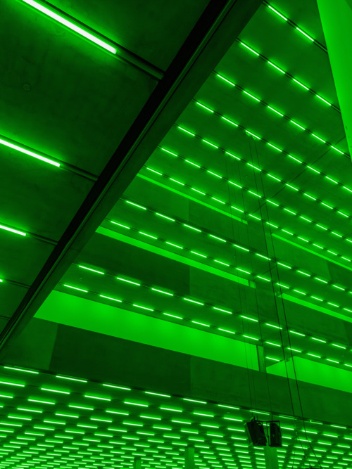 Steve McQueen, Bass, 2024, LED-Licht und Ton, Courtesy the artist, gemeinsame Auftragsarbeit der Laurenz-Stiftung, Schaulager Basel und der Dia Art Foundation, 15. Juni – 16. November 2025, Schaulager® Münchenstein/Basel (Installationsansicht), Foto: Pati Grabowicz, © Steve McQueen