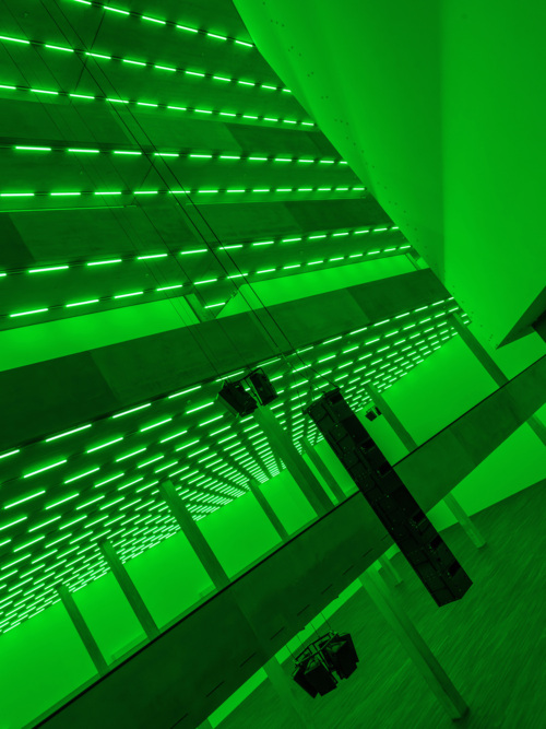 Steve McQueen, Bass, 2024, LED-Licht und Ton, Courtesy the artist, gemeinsame Auftragsarbeit der Laurenz-Stiftung, Schaulager Basel und der Dia Art Foundation, 15. Juni – 16. November 2025, Schaulager® Münchenstein/Basel (Installationsansicht), Foto: Pati Grabowicz, © Steve McQueen