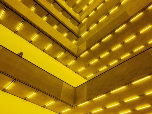 Steve McQueen, Bass, 2024, LED-Licht und Ton, Courtesy the artist, gemeinsame Auftragsarbeit der Laurenz-Stiftung, Schaulager Basel und der Dia Art Foundation, 15. Juni – 16. November 2025, Schaulager® Münchenstein/Basel (Installationsansicht), Foto: Pati Grabowicz, © Steve McQueen