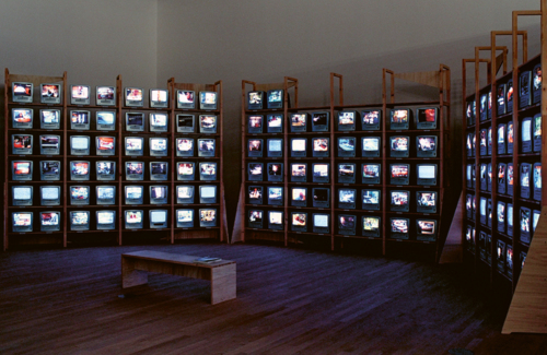 128 video monitors with players, 3 wooden racks, 128 VHS video tapes, 2 shelves, C. 1200 × 210 cm x 45 cm overall, Emanuel Hoffmann Foundation, gift of the president 2023, on permanent loan to the Öffentliche Kunstsammlung Basel, photo: Stefan Altenburger Photography Zürich, © Dieter Roth Estate